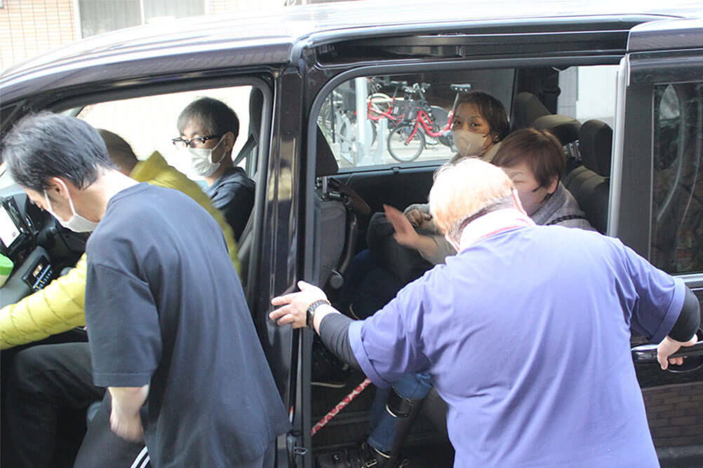 施設に到着の様子